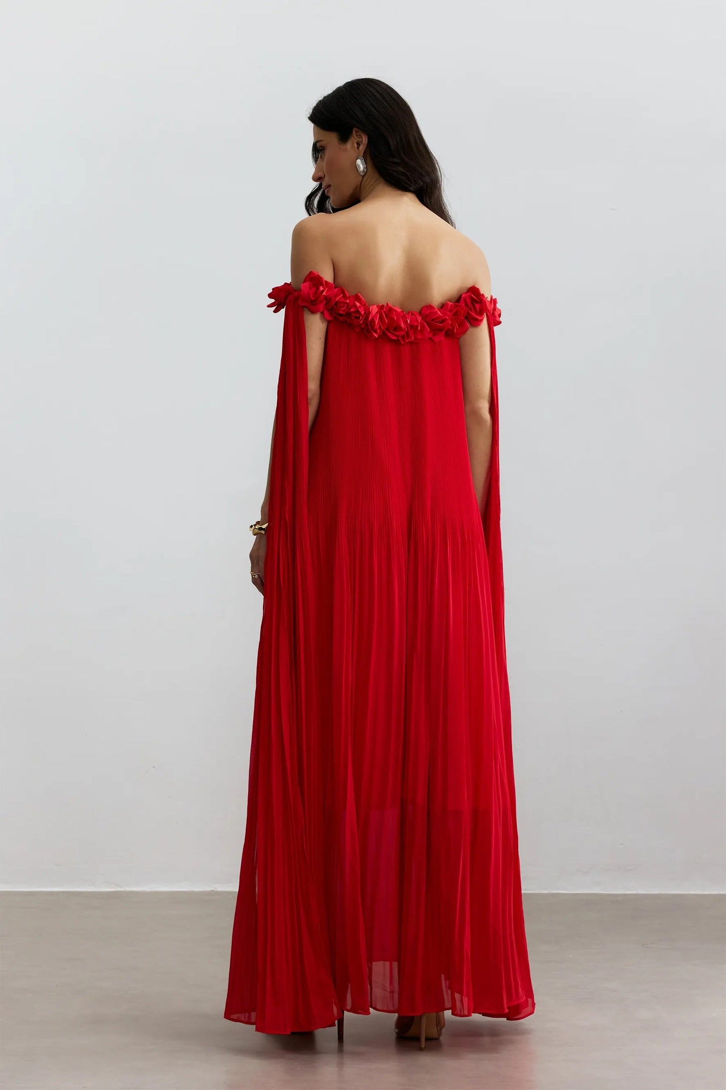 Vestido de Sofía - Rojo con detalle de roseta y hombros descubiertos