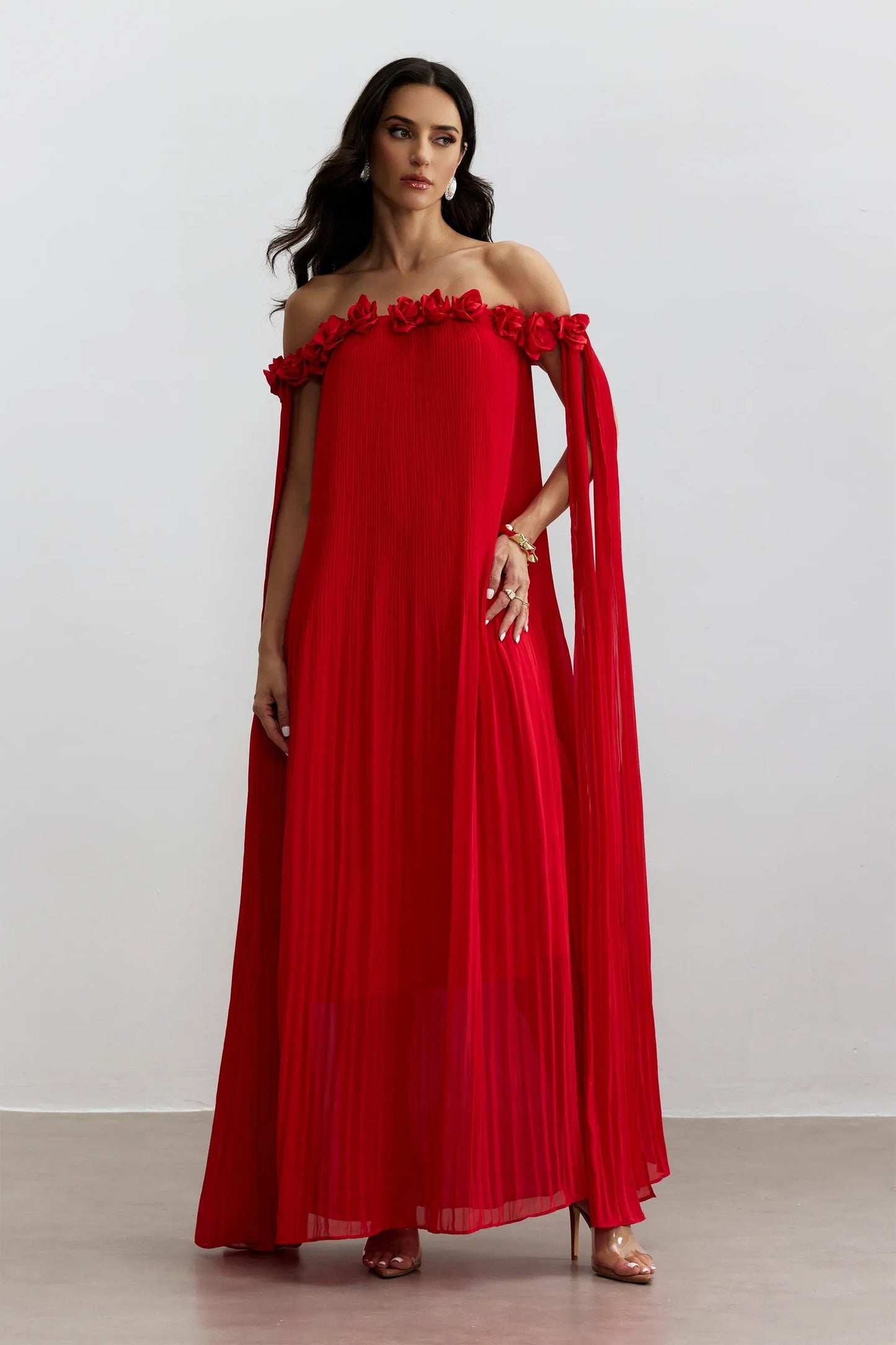 Vestido de Sofía - Rojo con detalle de roseta y hombros descubiertos