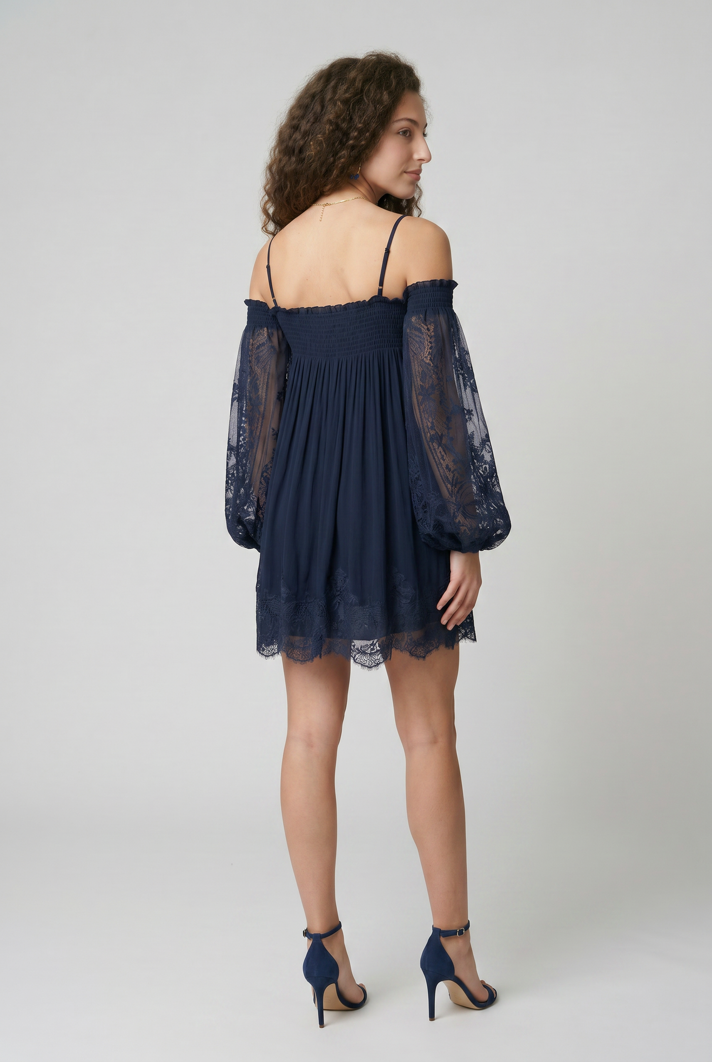 Abito Mini Spalle Scoperte con Pizzo e Maniche Trasparenti