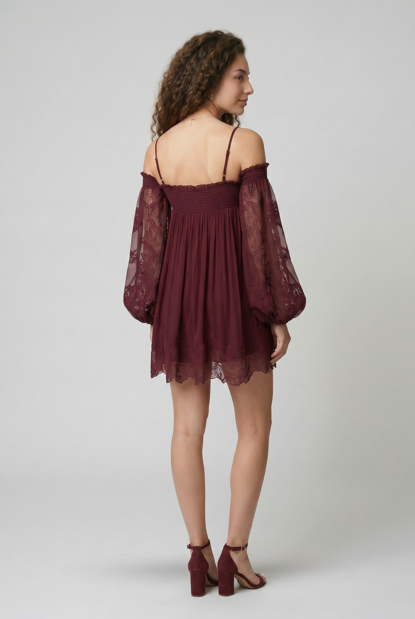 Abito Mini Spalle Scoperte con Pizzo e Maniche Trasparenti